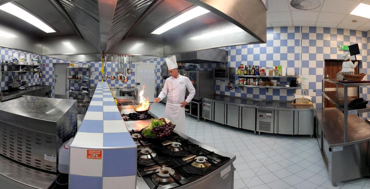 Olawian Hotel Олава Екстериор снимка